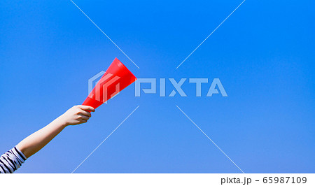 青春　エール　夢　応援　声援　メガホン　励ます　元気　青空　日本人 65987109