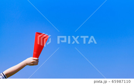 青春　エール　夢　応援　声援　メガホン　励ます　元気　青空　日本人 65987110