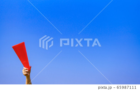 青春　エール　夢　応援　声援　メガホン　励ます　元気　青空　日本人 65987111