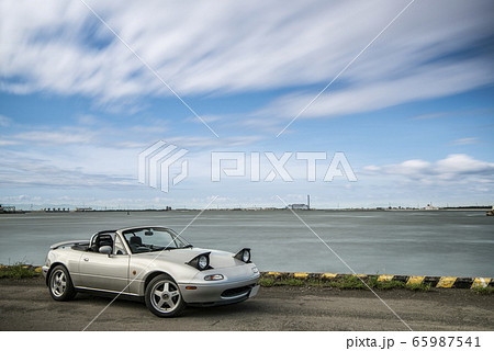 長秒露光で流れる雲とオープンカー(ヘッドライトオープン) 長秒露光で流れる雲とオープンカー(ヘッドライトオープン) 65987541