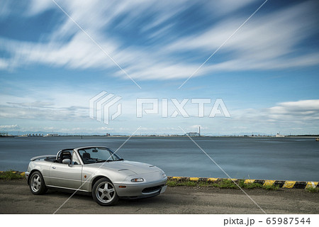 長秒露光で流れる雲とオープンカー(ヘッドライトクローズ) 65987544