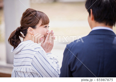 サプライズでプロポーズを受ける女性と男性 サプライズでプロポーズを受ける女性と男性 65987875