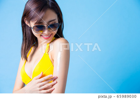 woman apply sunscreen on arm woman apply sunscreen on arm 65989030