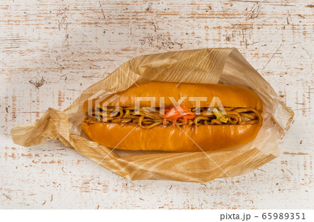 焼きそば　Chow mein noodles dish 65989351