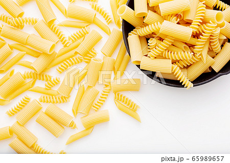 ショートパスタ スキレットの写真素材