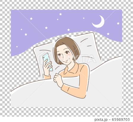 布団の中でスマホを見る笑顔の女性 布団の中でスマホを見る笑顔の女性 65989703