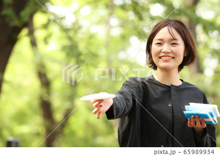 ティッシュ配りする女性の写真素材