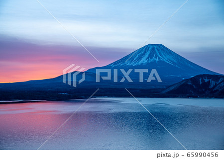 (山梨県)厳冬の本栖湖から望む、富士山 夜明け (山梨県)厳冬の本栖湖から望む、富士山 夜明け 65990456