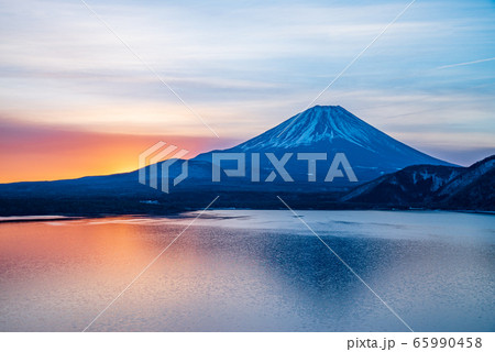 (山梨県)厳冬の本栖湖から望む、富士山 夜明け (山梨県)厳冬の本栖湖から望む、富士山 夜明け 65990458