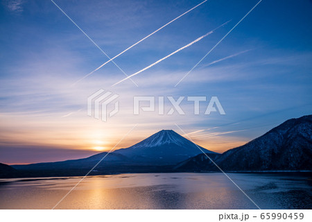 （山梨県）厳冬の本栖湖から望む、富士山　夜明け 65990459