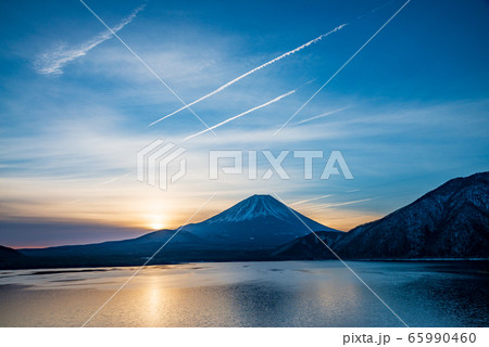 （山梨県）厳冬の本栖湖から望む、富士山　夜明け 65990460