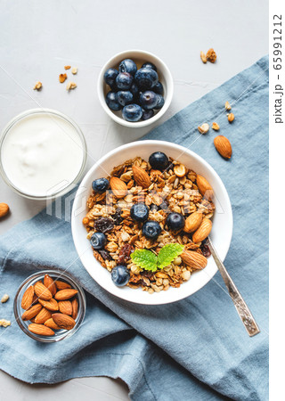 Baked granola with yogurt and blueberries. 65991212