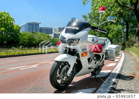 取り締まりで停車中の白バイ 取り締まりで停車中の白バイ 65991657