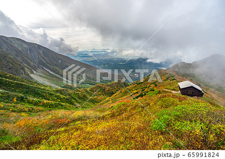 大山象ヶ鼻から、ユートピア避難小屋を見下ろす!(鳥取県西伯郡大山町)※作品コメント欄に撮影位置 大山象ヶ鼻から、ユートピア避難小屋を見下ろす!(鳥取県西伯郡大山町)※作品コメント欄に撮影位置 65991824