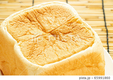 食パン(角型食パン)のアップ。 食パン(角型食パン)のアップ。 65991860