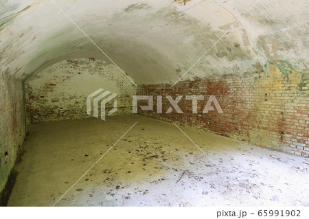 広島県竹原市　大久野島　北部砲台　地下兵舎跡内部 65991902