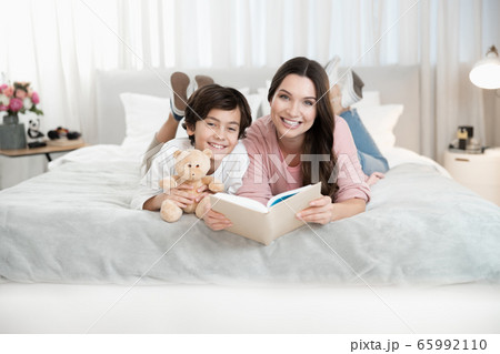 Merry mother and her son spending their time together 65992110