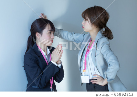 注意する女性 65992212