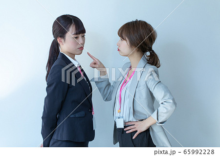 注意する女性 65992228