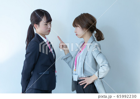 注意する女性 注意する女性 65992230