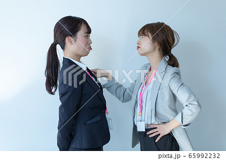 注意する女性 注意する女性 65992232