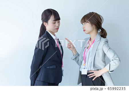 注意する女性 65992235