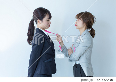 注意する女性 注意する女性 65992236