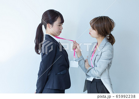 注意する女性 注意する女性 65992238