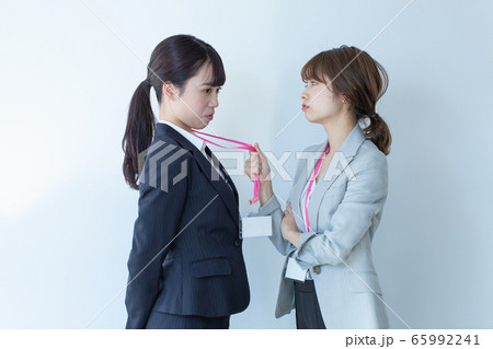 注意する女性 65992241