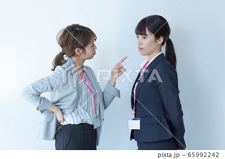 注意する女性 注意する女性 65992242