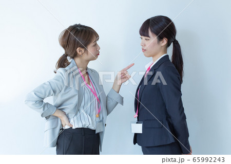 注意する女性 65992243