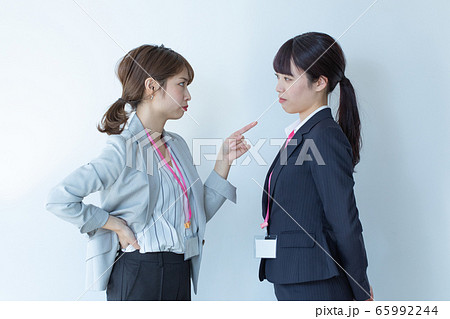 注意する女性 注意する女性 65992244