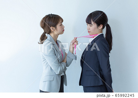 注意する女性 注意する女性 65992245