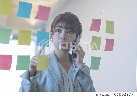 付箋を見ながらミーティングする女性 付箋を見ながらミーティングする女性 65992377