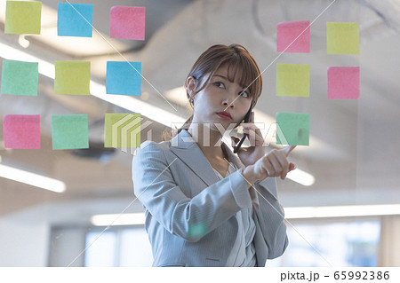 付箋を見ながらミーティングする女性 付箋を見ながらミーティングする女性 65992386