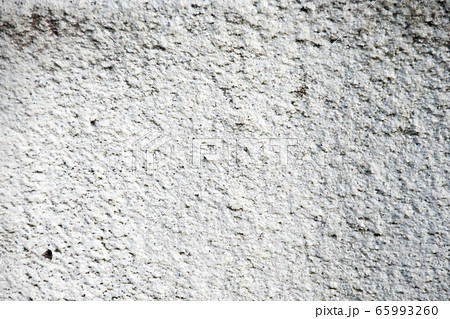 テクスチャー コンクリート 壁 穴まだら 模様 白 灰色 シミ 壁面 塗布 吹き付けの写真素材