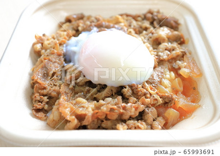 おいしい牛丼半熟卵のせ 65993691