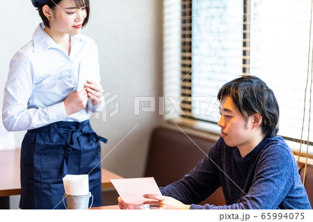 カフェの女性スタッフとお客さん 65994075