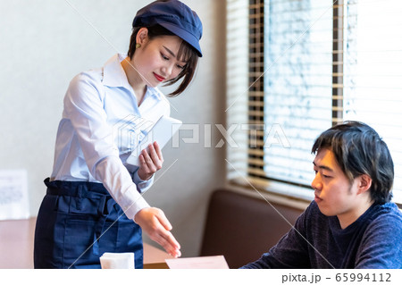 カフェの女性スタッフとお客さん 65994112