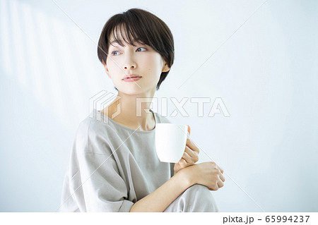 女性　スマホ　スマートフォン 65994237