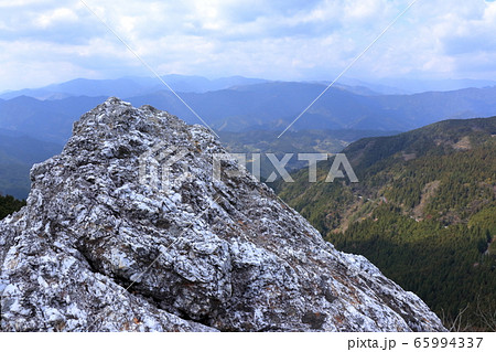 白鷲岩　岩上から山並みを見渡す（高知市　工石山）	 65994337