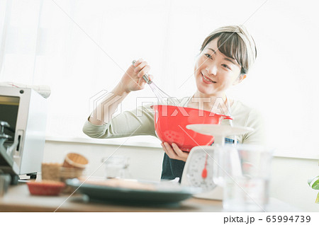 お菓子作り 女性 お菓子作り 女性 65994739