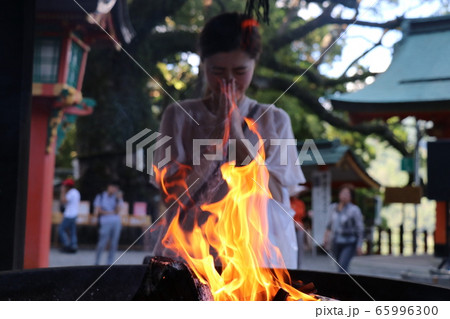 神社、お祈り、炎、和歌山、熊野那智大社、祈祷、神聖、儀式 65996300