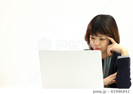 リモートで仕事をする女性 コピースペース有 65996842