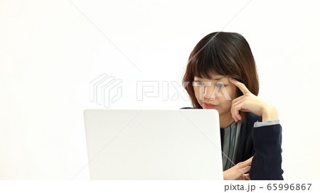 リモートで仕事をする女性 コピースペース有 65996867