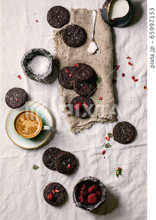 Dark chocolate salted cookies 65997153