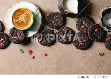Dark chocolate salted cookies 65997162