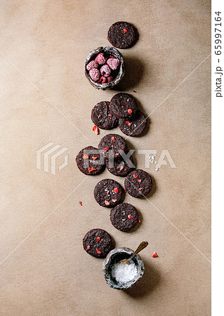 Dark chocolate salted cookies 65997164