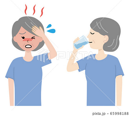 水分補給をする高齢女性 熱中症 水分補給をする高齢女性 熱中症 65998188