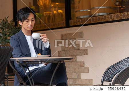 カフェ　ビジネス　カジュアル　男性 65998432